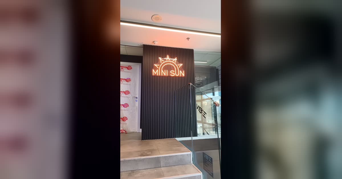 שלט MINI SUN בכניסה לסניף במתחם וייב — מיני סאן וייב חולון