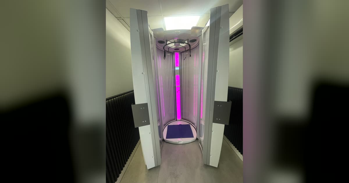 מכונת שיזוף עומדת פתוחה עם תאורה סגולה — מיני סאן וייב חולון