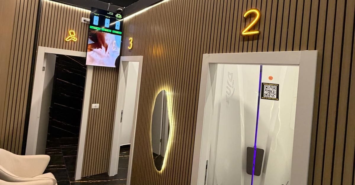 מסדרון חדרי השיזוף עם מכונות — מיני סאן מודיעין