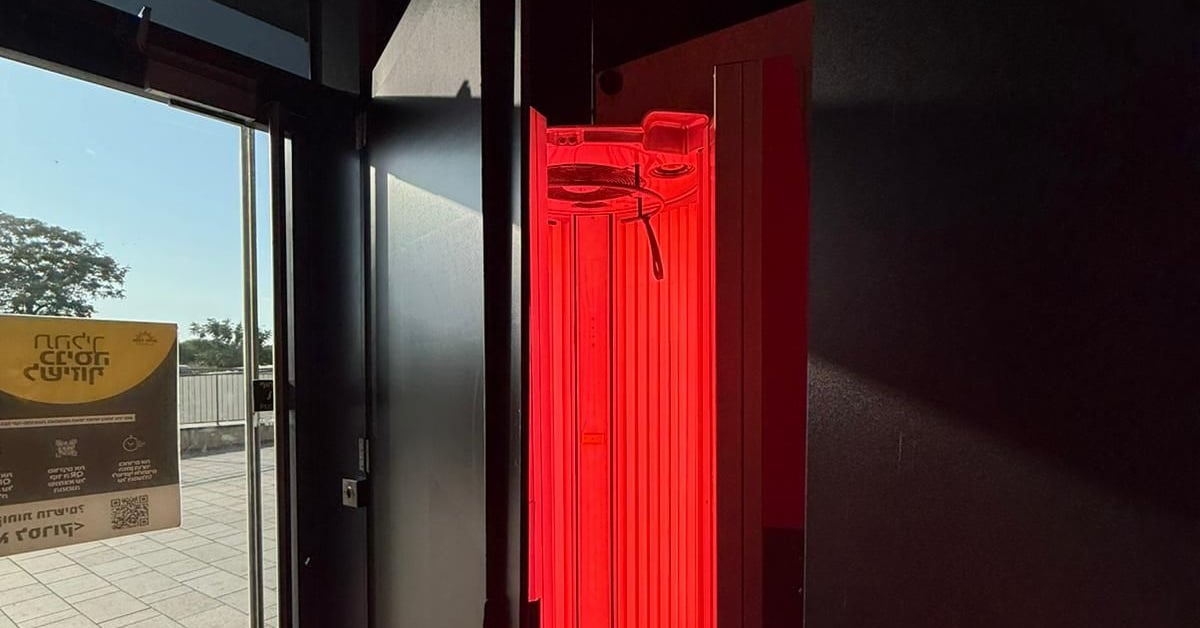 עמדת RED Light Therapy מוארת באדום — מיני סאן רחובות — נס ציונה
