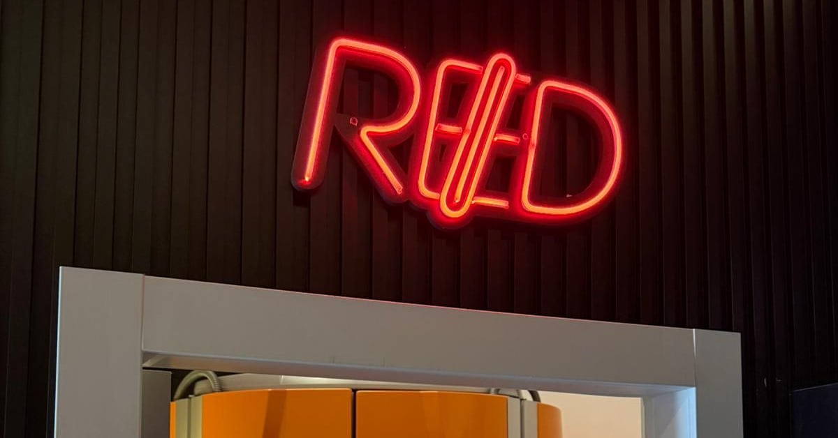 חדר RED Light Therapy עם שלט ניאון — מיני סאן לוד