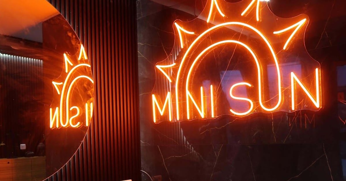 פינת המתנה עם שלט ניאון MINI SUN — מיני סאן יבנה