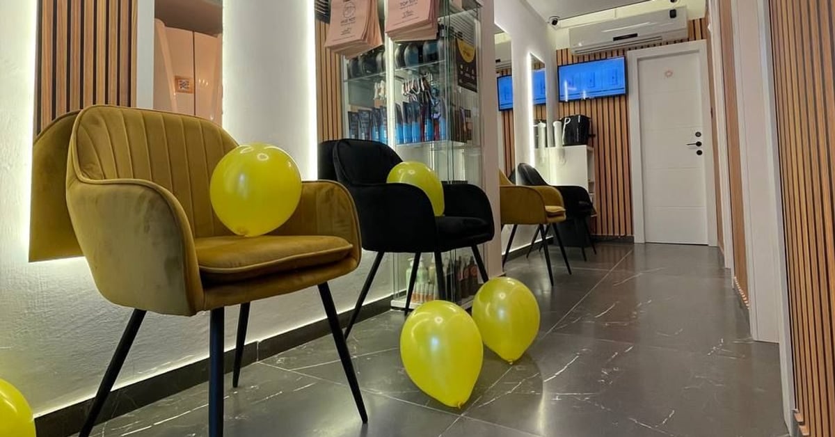 פינת המתנה עם כורסאות ומסדרון חדרים — מיני סאן ירושלים