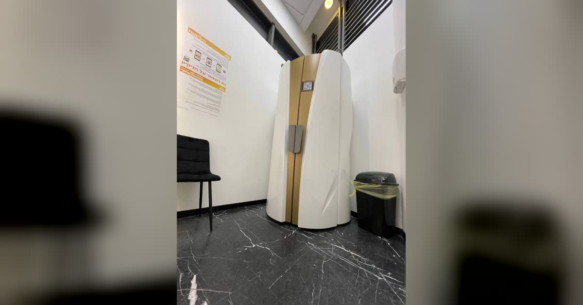 מכונת שיזוף עומדת בחדר פרטי — מיני סאן הולמס פלייס ראשון לציון